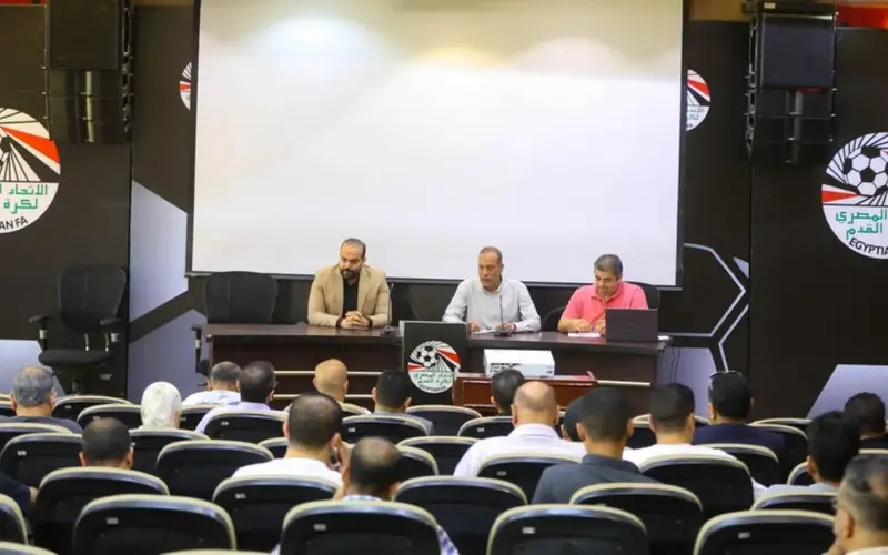 مصطفى عزام يجتمع مع مندوبي المناطق لمناقشة قواعد قيد وانتقالات اللاعبين بالموسم الجديد